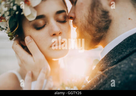 Kaukasische Braut und Bräutigam an sonnigen Tag Stockfoto
