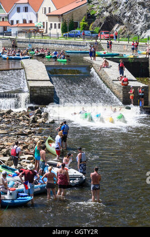 Ceský Krumlov (Böhmisch Krumau): Paddler auf der Vltava (Moldau), Tschechisch, Jihocesky, Südböhmen, Südböhmen, Stockfoto