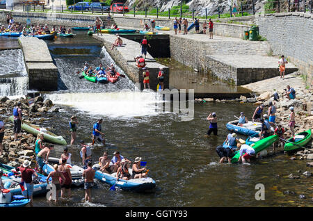 Ceský Krumlov (Böhmisch Krumau): Paddler auf der Vltava (Moldau), Tschechisch, Jihocesky, Südböhmen, Südböhmen, Stockfoto