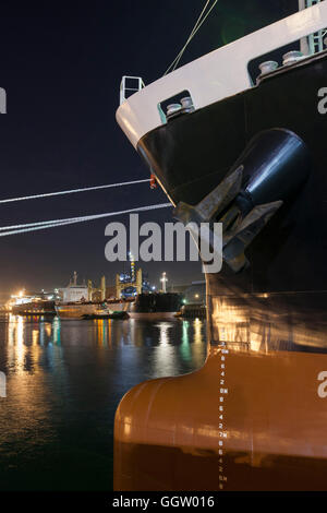 Schiffe vor Anker an kommerziellen Docks bei Nacht Stockfoto