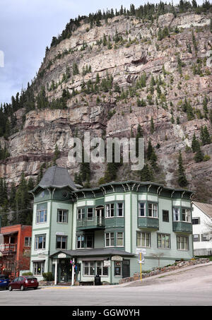 Eine Straße in Ouray, Colorado USA, in den San Juan Mountains mit hölzernen Klappe Haus mit laden Stockfoto