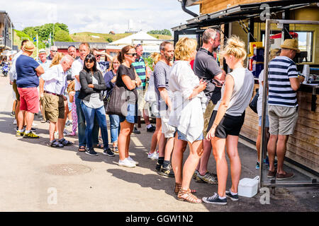 Kaseberga, Schweden - 1. August 2016: Menschen den Einsatz um etwas zu kaufen, zu essen oder zu trinken. Realen Lebenssituation. Stockfoto