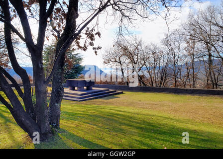 WWII deutscher Soldatenfriedhof Costermano. Costermano ist ein italienischer Ort in der Nähe von Garda See. Der Friedhof enthält 21,930 Gräber deutscher Soldaten während des zweiten Weltkriegs in Norditalien gefallen. Es liegt auf einem Hügel mit Heidekraut bedeckt, wo man den See sehen kann. Stockfoto