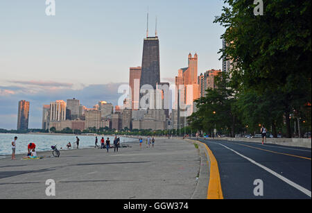 Die Skyline von Chicago aus dem Lake Michigan-Radweg auf der Nordseite. Stockfoto