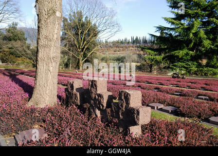 WWII deutscher Soldatenfriedhof Costermano. Costermano ist ein italienischer Ort in der Nähe von Garda See. Der Friedhof enthält 21,930 Gräber deutscher Soldaten während des zweiten Weltkriegs in Norditalien gefallen. Es liegt auf einem Hügel mit Heidekraut bedeckt, wo man den See sehen kann. Stockfoto