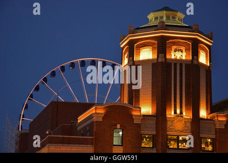 Die vorderen Türme am Navy Pier mit dem Riesenrad im Hintergrund sind nachts beleuchtet. Stockfoto