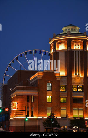 Die vorderen Türme am Navy Pier mit dem Riesenrad im Hintergrund sind nachts beleuchtet. Stockfoto