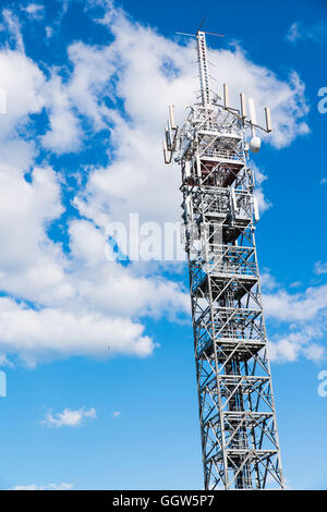 Telefon aus Stahl auf das Gitter in der Stadt installiert Stockfoto