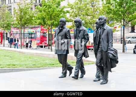 Die Statue der Beatles im Liverpooler Hafenviertel wurde von Schwester Lennons, Julia Baird, im Dezember 2015 vorgestellt. Stockfoto