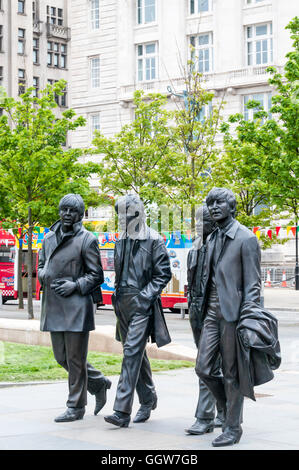 Die Statue der Beatles im Liverpooler Hafenviertel wurde von Schwester Lennons, Julia Baird, im Dezember 2015 vorgestellt. Stockfoto