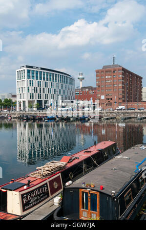 Radio City Tower in Liverpool über Salthouse Dock gesehen.  Gebäude auf beiden Seiten sind Hilton Liverpool und Merseyside Police. Stockfoto