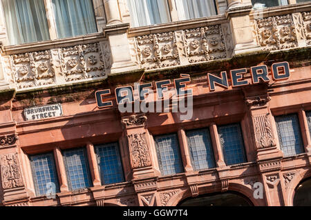 Caffè Nero Zeichen auf Gebäude in Liverpool. Stockfoto