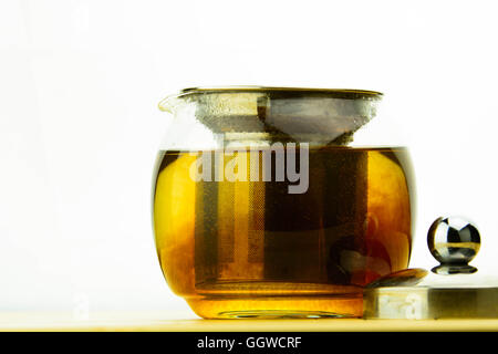 Teepflanzen werden in heißem Wasser aufgelöst Stockfoto