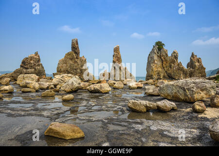 Kushimoto, Wakayama Präfektur, Japan Küste auf der Hashigui-Iwa Felsen. Stockfoto