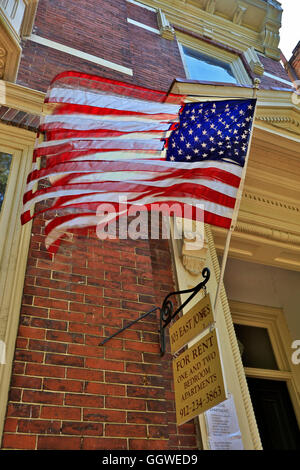 Amerikanische Flagge auf einem südlichen Stil Herrenhaus im historischen Teil der Savanne, GEORGIA Stockfoto