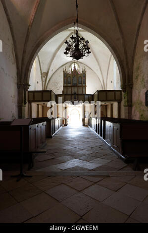 Karja Kirche ist eine mittelalterliche lutherische Kirche in Linnaka Dorf auf der Insel Saaremaa, Estland. Stockfoto