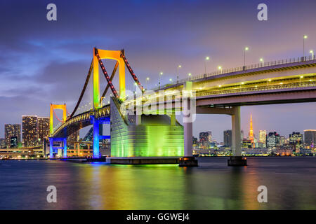 Skyline von Tokyo, Japan bei Rainbow Bridge mit Tokyo Tower in der Ferne. Stockfoto