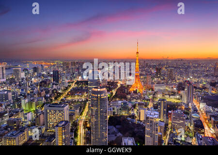 Skyline von Tokyo, Japan bei Tokyo Tower. Stockfoto