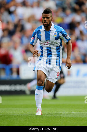 Elias Kachunga von Huddersfield Town während des Sky Bet Championship-Spiels im John Smith's Stadium, Huddersfield. DRÜCKEN SIE VERBANDSFOTO. Bilddatum: Samstag, 6. August 2016. Siehe PA Geschichte FUSSBALL Huddersfield. Das Foto sollte lauten: Richard Sellers/PA Wire. EINSCHRÄNKUNGEN: Keine Verwendung mit nicht autorisierten Audio-, Video-, Daten-, Fixture-Listen, Club-/Liga-Logos oder „Live“-Diensten. Online-in-Match-Nutzung auf 75 Bilder beschränkt, keine Videoemulation. Keine Verwendung in Wetten, Spielen oder Veröffentlichungen für einzelne Vereine/Vereine/Vereine/Spieler. Stockfoto