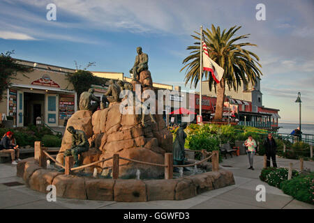 STEINBECK PLAZA mit Statue am CANNERY ROW - MONTEREY, Kalifornien Stockfoto