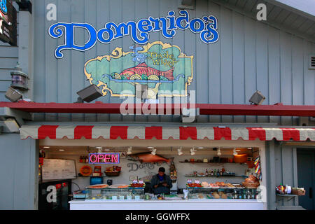 DOMENICOS Fischrestaurant an der FISHERMANS WHARF - MONTEREY, Kalifornien Stockfoto