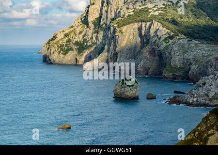 Panoramablick über den Strand San Julian, Liendo, Kantabrien, Spanien, Europa Stockfoto