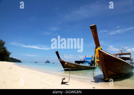 Zwei Thai Fischerboote auf den Strand von einer Thai-Insel in der Andamanensee gezogen Stockfoto