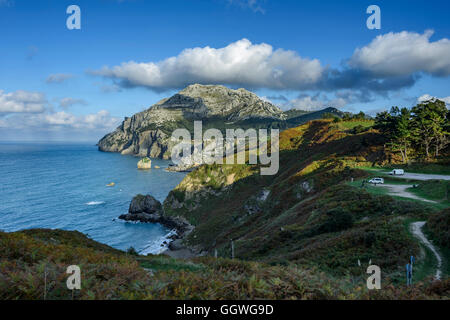 Panoramablick über den Strand San Julian, Liendo, Kantabrien, Spanien, Europa Stockfoto