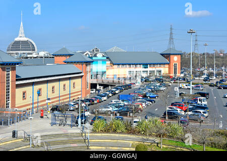 Luftaufnahme von modernen Gebäuden, die Teil des Indoor-Einkaufskomplexes Lakeside sind, große kostenlose Parkplätze in West Thurrock Essex England, Großbritannien Stockfoto