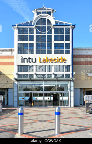 Äußere Intu Eigenschaften plc eine der vielen Shopping-Mall-Eingänge bei Thurrock Lakeside Einkaufszentrum in Essex England UK & Sicherheit Poller Stockfoto