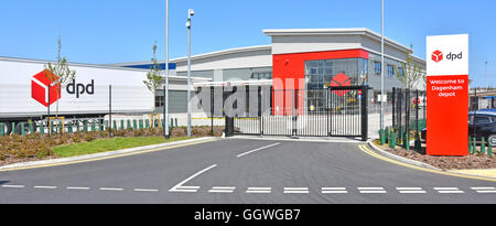 DPD supply Chain Paket Verkaufslager und modernes Lager Gebäude & Eingang Tore mit Willkommensschild in Dagenham East London England UK Stockfoto