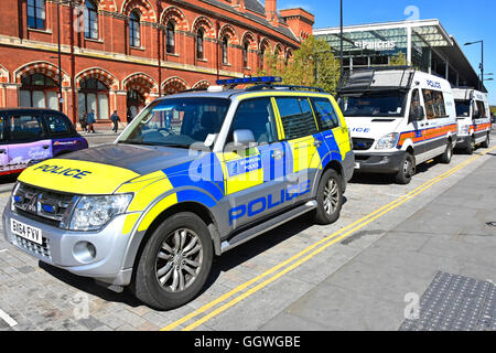 Metropolitanpolizei Auto & Menschen Träger geparkt zwischen St Pancras & Kings Cross Bahn Stationen erhöhte Sicherheit für den öffentlichen Verkehr London UK Stockfoto