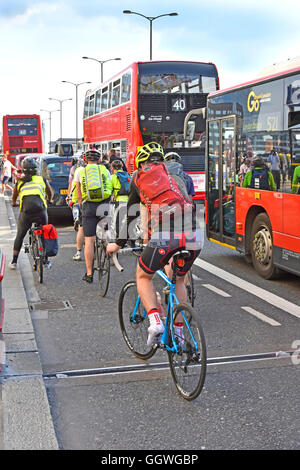 Rush Hour auf UK London Bridge als Arbeitnehmer versuchen zu Hause im Wettbewerb mit anderen Pendler-Zyklus & Verkehr in das Gerangel um weg von der City of London Stockfoto