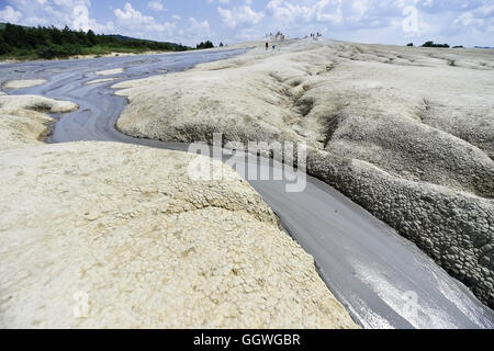 Landschaft mit Schlammvulkane auch bekannt als Schlamm Kuppeln durchbrechenden im Sommer Stockfoto