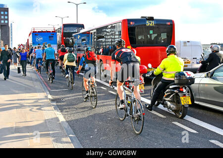 Rush Hour auf UK London Bridge als Arbeitnehmer versuchen zu Hause im Wettbewerb mit anderen Pendler-Zyklus & Verkehr in das Gerangel um weg von der Innenstadt Stockfoto