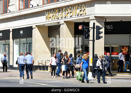 West End Shopper in Oxford Street vor dem Eingang zum Marks und Spencer Flagship Marble Arch Shopping Department Store in London England Stockfoto