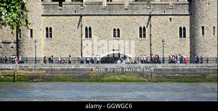 Zeichen für eine Wasser-Tor auf der Themse für historische Traitors' Gate, das wasserbasierte Direktzugriff auf historischen mittelalterlichen Turm von London England UK gab Stockfoto