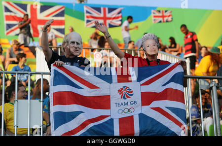 Großbritannien-Fans tragen Masken von Königin Elizabeth II und Prinz Philip im Stadion Deodoro am ersten Tag der Olympischen Spiele in Rio, Brasilien. PRESSEVERBAND Foto. Bild Datum: Freitag, 5. August 2016. Bildnachweis sollte lauten: David Davies/PA Wire. Einschränkungen - nur zur redaktionellen Verwendung. Stockfoto