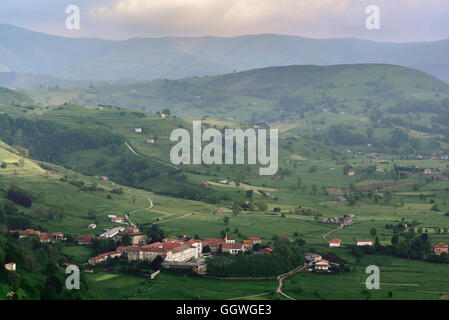 Blick von der Stadt Abionzo, Gemeinde Villacarriedo, Kantabrien, Spanien Stockfoto