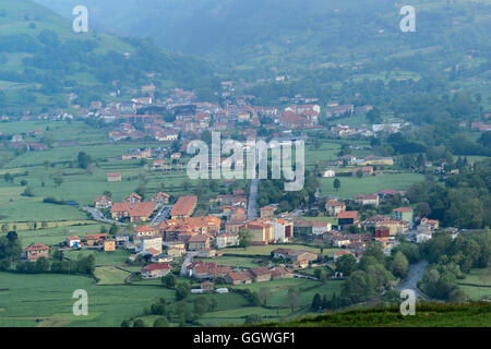 Blick von der Stadt Abionzo, Gemeinde Villacarriedo, Kantabrien, Spanien Stockfoto