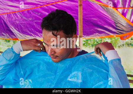 Eine kostenlose zahnärztliche Klinik in einem abgelegenen Dorf mit mehr als 120 Patienten wurde von der Health and Development Society Nepal HDSN Aufsetzen einer Stockfoto