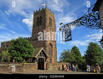 George und der Drache-Schmiedeeisen-Zeichen und St. Marys Church, Great Budworth, Cheshire, England, UK Stockfoto