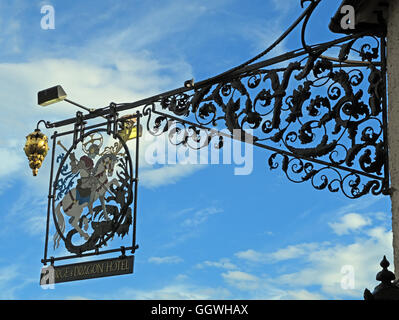 George und der Drache-Schmiedeeisen-Zeichen und St. Marys Church, Great Budworth, Cheshire, England, UK Stockfoto