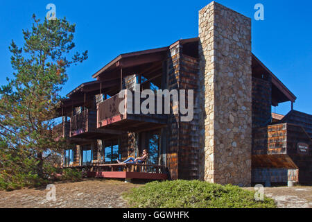 Unterkünfte aus Stein und Holz im Konferenzzentrum ASILOMAR - PACIFIC GROVE, Kalifornien Stockfoto