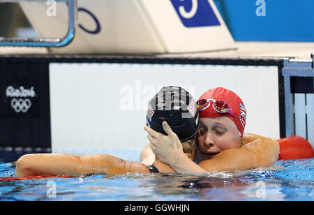 Großbritanniens Miley Hannah (rechts) nach der Frauen 400m Lagen Finale am ersten Tag der Olympischen Spiele in Rio, Brasilien. Stockfoto