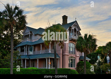 Südlichen Villen bei Sonnenuntergang entlang der Küste in der Altstadt von CHARLESTON, SOUTH CAROLINA Stockfoto