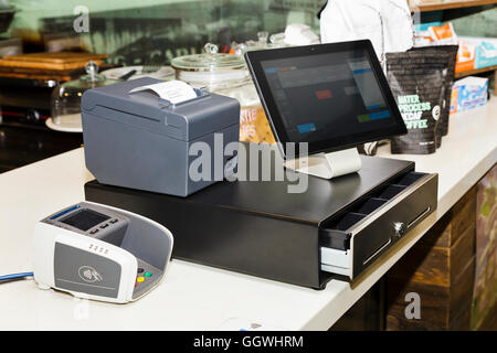 POS-Terminal bestehend aus Tablet-PC mit Touchscreen, mobile Drucker und Pay-Terminal auf eine Kasse an einem Schalter Stockfoto
