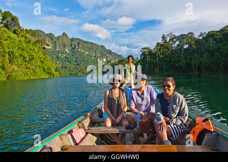 BODHI GARRETT CHRISTINE KOLISCH und TU am See im KHAO SOK Nationalpark - THAILAND Stockfoto