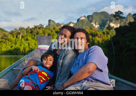 BODHI GARRETT Cwith Frau TU und Sohn BOON am See im KHAO SOK Nationalpark - THAILAND Stockfoto
