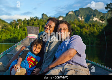 BODHI GARRETT Cwith Frau TU und Sohn BOON am See im KHAO SOK Nationalpark - THAILAND Stockfoto